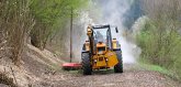 Rodungsmaschinen machen Platz für den neuen Radweg und befreien die Trasse von Gestrüpp Rodungsmaschinen machen Platz für den neuen Radweg und befreien die Trasse von Gestrüpp