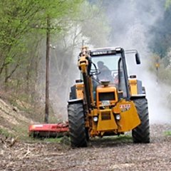 Rodungsmaschinen machen Platz für den neuen Radweg und befreien die Trasse von Gestrüpp