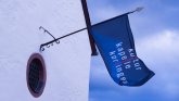 Flagge hängt aus dem Fenster einer Kapelle