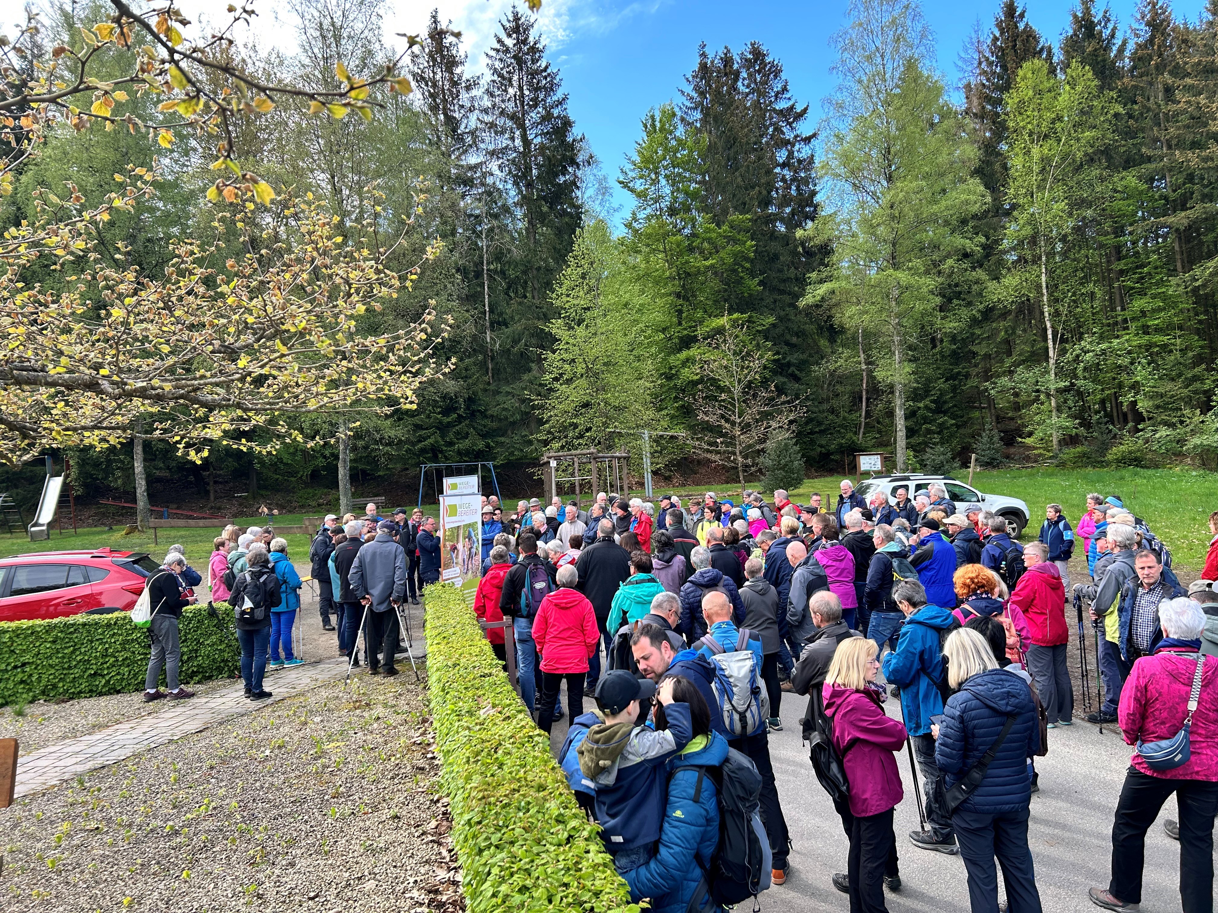 Personen bei einer Wanderung