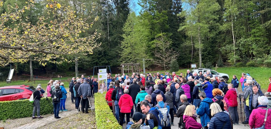 Personen bei einer Wanderung