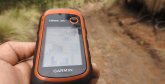 GPS Gerät in der Hand auf dem Weg