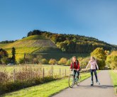 2 Frauen fahren mit Inlinern und Fahrrad auf dem Radweg