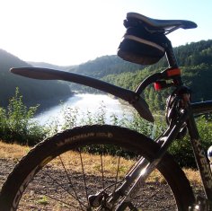 Ein Fahrrad steht an der Riveristalsperre