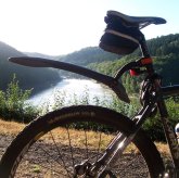 Ein Fahrrad steht an der Riveristalsperre