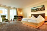 Zimmer mit Doppelbett und Sitzgruppe