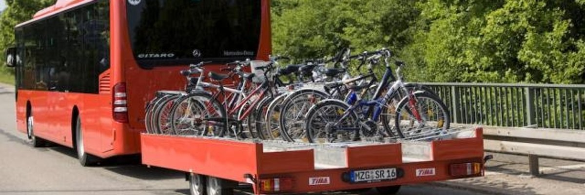 Bus mit Radanhänger, beladen mit Fahrrädern