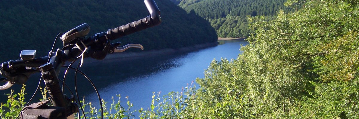 Ein Fahrrad steht an der Riveristalsperre