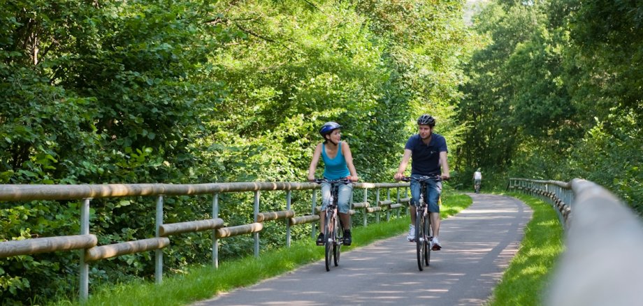 2 Radfahrer fahren auf dem Ruwer-Hochwald-Radweg