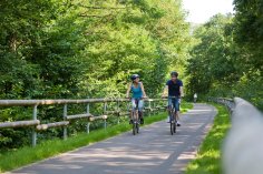 2 Radfahrer fahren auf dem Ruwer-Hochwald-Radweg
