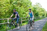 2 Radfahrer fahren auf dem Ruwer-Hochwald-Radweg