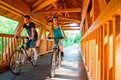 2 Radfahrer fahren auf dem Ruwer-Hochwald-Radweg
