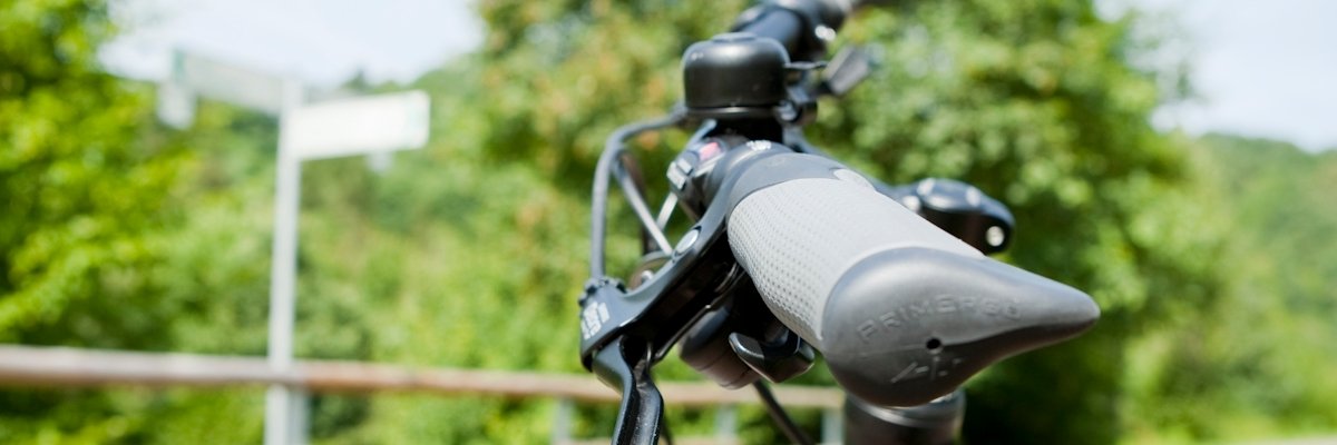 Fahrrad steht auf dem Radweg 