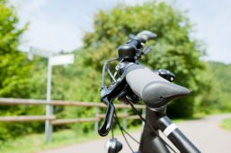 Fahrrad steht auf dem Radweg