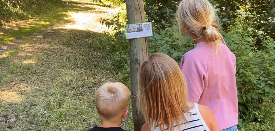 3 Kinder bei digitaler Schnitzeljagd