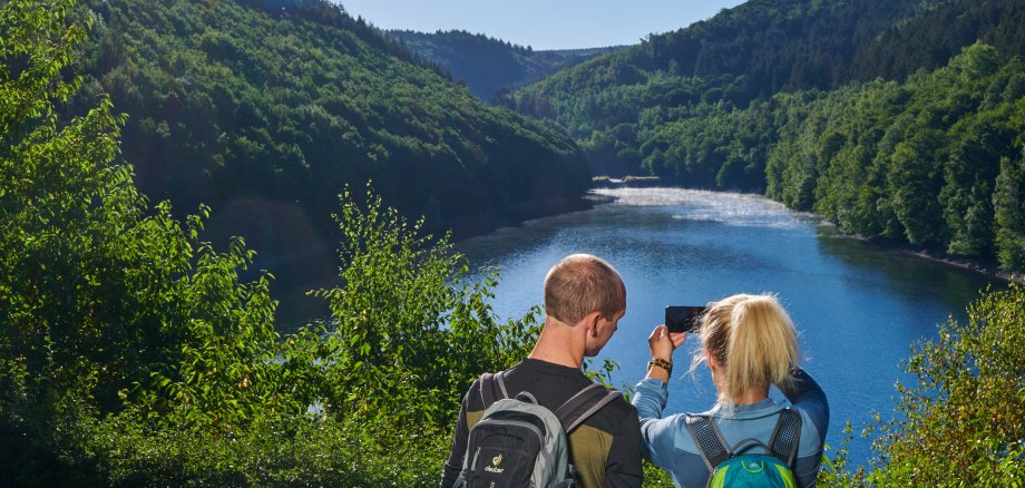 2 Wanderer fotografieren die Talsperre