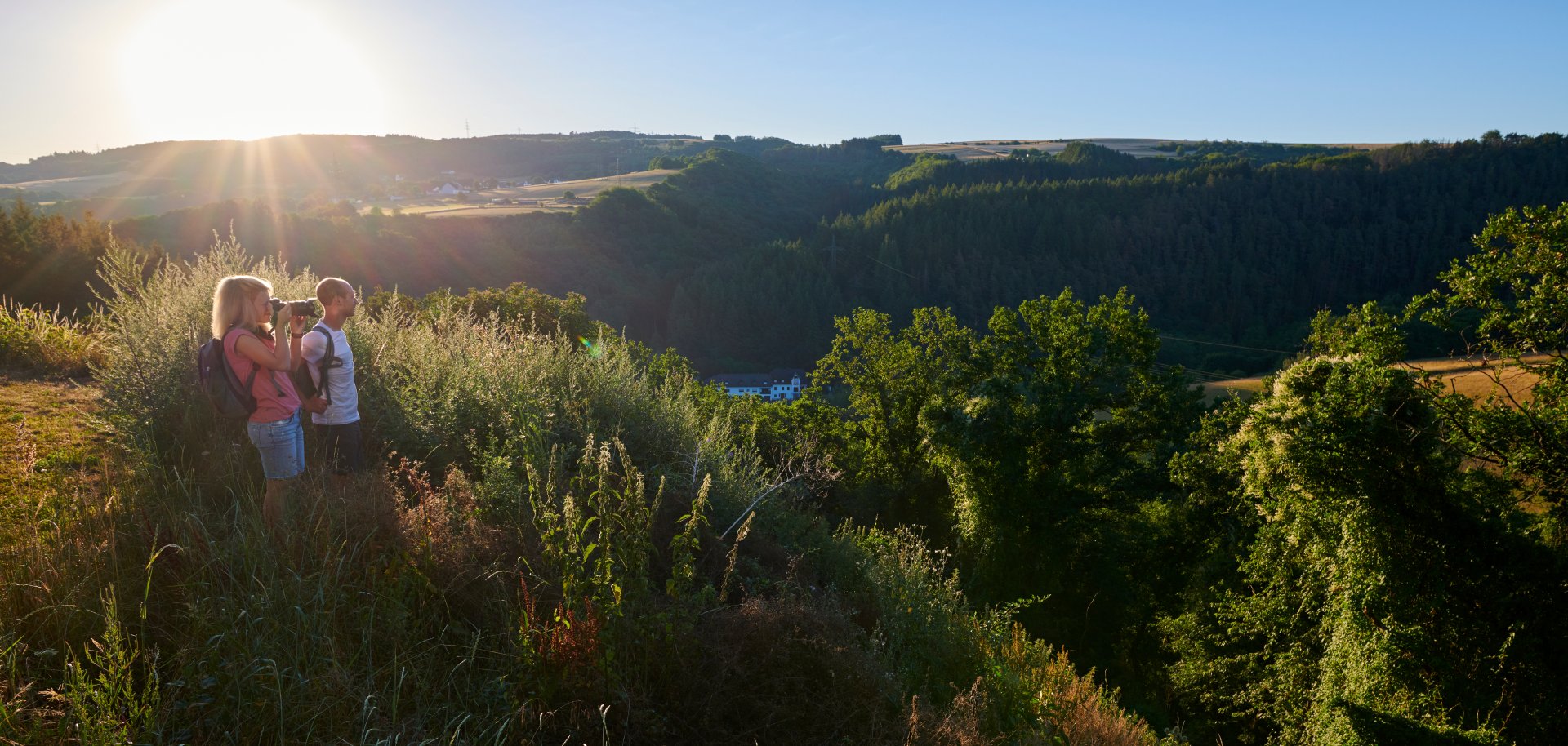 2 Wanderer schauen in die Ferne