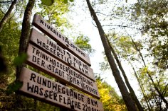 Hinweisschilder aus Holz zur Riveris Talsperre