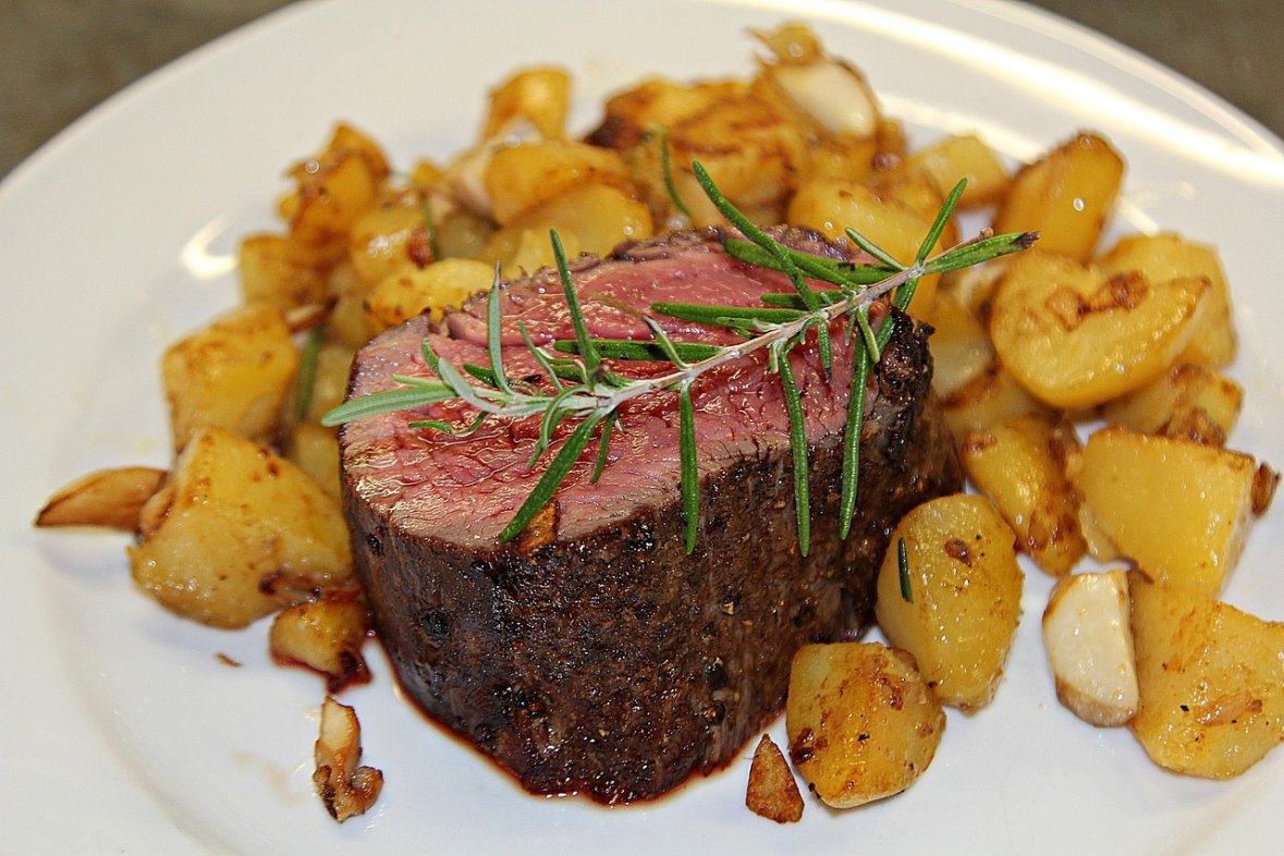 Rumpsteak mit Kartoffeln auf weißem Teller