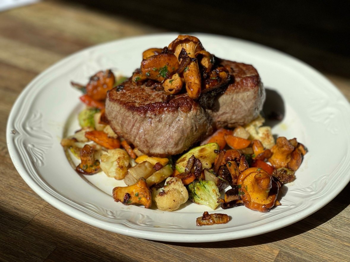 Rumpsteak mit Kartoffeln auf weißem Teller