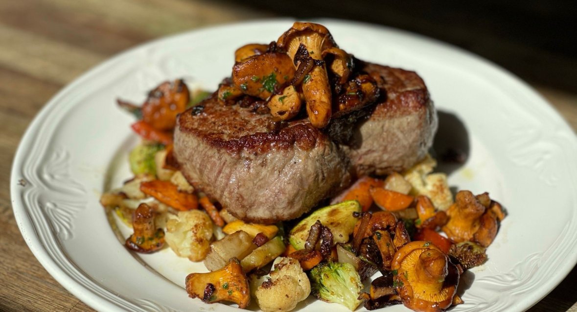 Regional Küche Rumpsteak mit Kartoffeln auf weißem Teller