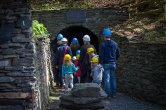 Gruppe betritt den Stollen des Bergwerks
