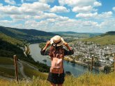 Frau schaut vom Berg hinab auf die Mosel