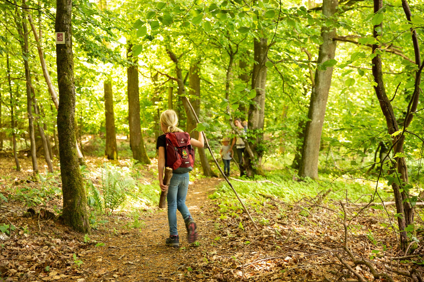 Kinder spielen im Wald