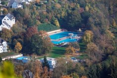 Schwimmbecken des Freibads von oben