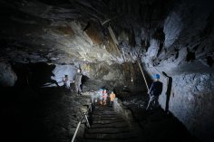 Beleuchteter Stollen im Besucherbergwerk Fell