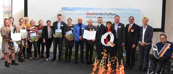 Personen bei einer Auszeichnung
