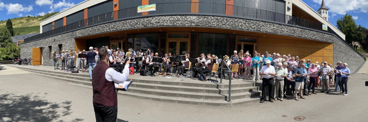 Konzert vor dem Familienzentrum in Waldrach
