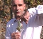 Ein Winzer erklärt etwas im Weinberg